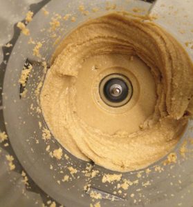 Pasta de cacahuetes una vez bien triturados en la picadora.